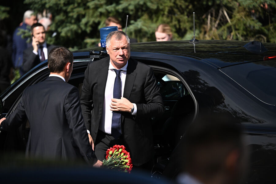 Заместитель председателя правительства РФ Марат Хуснуллин перед&nbsp;началом церемонии прощания с&nbsp;бывшим министром транспорта Романом Старовойтом в&nbsp;ЦКБ, 10&nbsp;июля 2025&nbsp;года