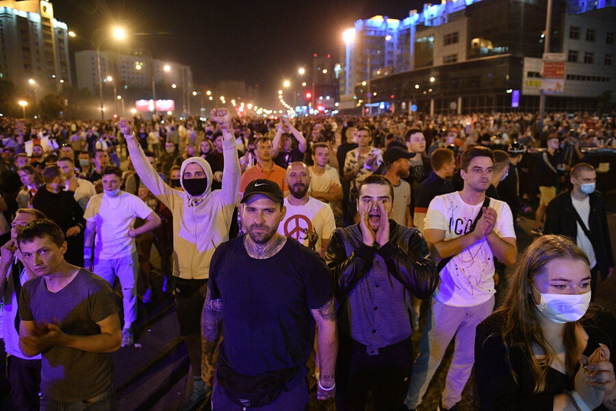 Первые протесты начались в&nbsp;день выборов, сразу после закрытия участков и оглашения предварительных результатов голосования. 9&nbsp;августа на&nbsp;Площади независимости в&nbsp;Минске, по&nbsp;разным данным, собралось от нескольких десятков тысяч до&nbsp;150 тыс. человек