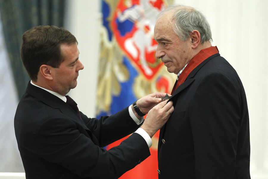 Президент России Дмитрий Медведев (слева) вручает орден &laquo;За заслуги перед&nbsp;Отечеством&raquo; второй степени артисту театра &laquo;Современник&raquo; Валентину Гафту, Москва, 21&nbsp;февраля 2011&nbsp;года