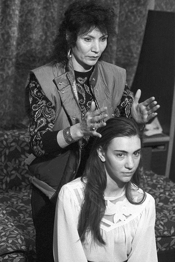 Джуна во время сеанса, 1987