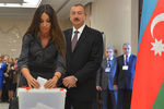 Президент Азербайджана Ильхам Алиев и его супруга Мехрибан во время голосования на президентских выборах в Баку, 2013 год