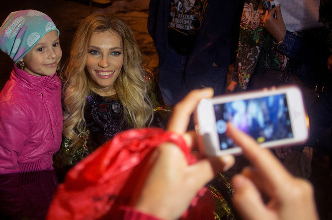 Певица Юлия Самойлова фотографируется с поклонниками после окончания концерта, посвященного празднованию Дня Победы, на площади Нахимова в Севастополе