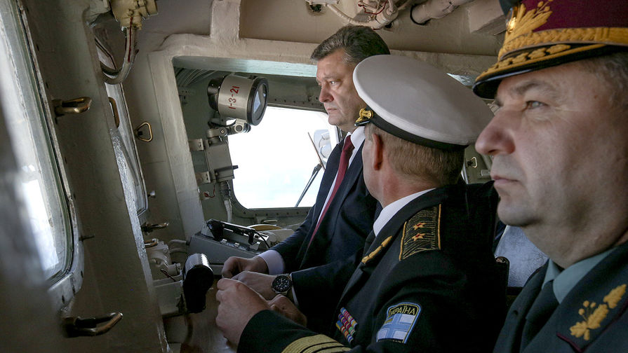 Президент Украины Петр Порошенко (слева) за штурвалом флагмана ВМС Украины фрегата «Гетман Сагайдачный»