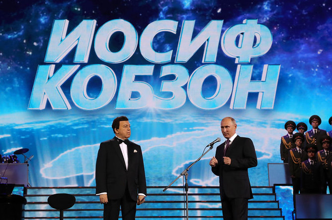 Певец Иосиф Кобзон и президент России Владимир Путин перед началом торжественного вечера в честь 80-летия артиста в Государственном Кремлевском дворце, 2017 год
