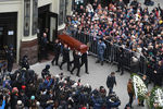 Вынос гроба с телом актера Николая Караченцова после церемонии прощания в театре «Ленком» в Москве, 29 октября 2018 года