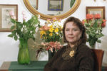 Актриса Лариса Голубкина в своей квартире, 1996 год 