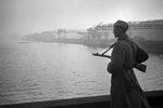 Советский часовой на мосту через реку Эльбу. Город Магдебург, апрель 1945 года