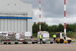 Разгрузка самолета ВВС США Boeing C-17 Globemaster, прибывшего во Внуково со второй партией аппаратов ИВЛ для борьбы с пандемией коронавируса в России, 4 июня 2020 года