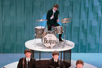 Участники The Beatles Ринго Старр, Пол Маккартни, Джордж Харрисон и Джон Леннон во время репетиции на «Шоу Эда Салливана» в Нью-Йорке, 1964 год