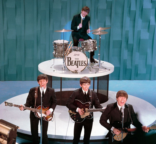 Участники The Beatles Ринго Старр, Пол Маккартни, Джордж Харрисон и Джон Леннон во время репетиции на&nbsp;&laquo;Шоу Эда Салливана&raquo; в&nbsp;Нью-Йорке, 1964 год