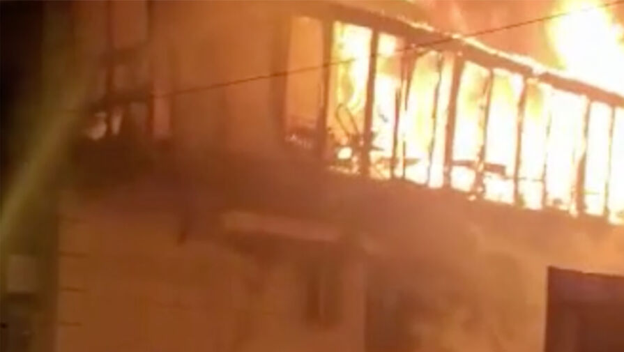 В центре Краснодара горит многоэтажный дом, где находится отель и ресторан