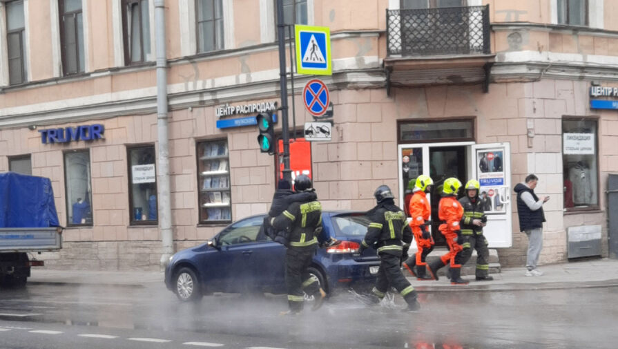 Сотрудники МЧС вынесли на руках женщину с места прорыва трубы в центре Санкт-Петербурга