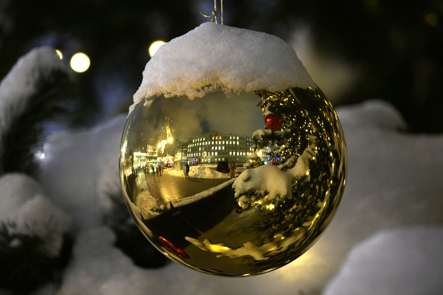 Новогодний шарик на&nbsp;ёлке на&nbsp;одной из&nbsp;улиц Москвы