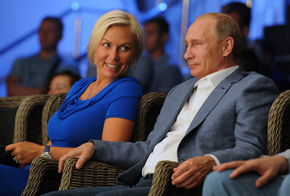 Президент России Владимир Путин и чемпионка мира по боксу среди профессионалов Наталья Рагозина на VI международном турнире по профессиональному боевому самбо «Плотформа S-70» в Сочи