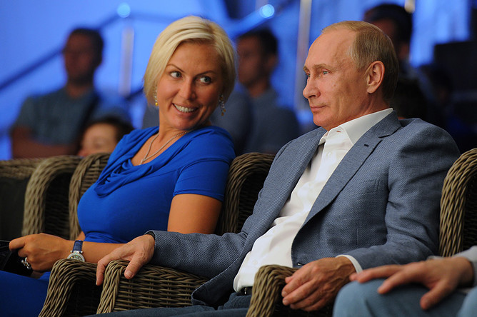 Президент России Владимир Путин и чемпионка мира по боксу среди профессионалов Наталья Рагозина на VI международном турнире по профессиональному боевому самбо «Плотформа S-70» в Сочи