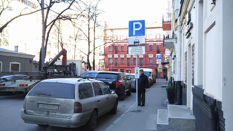 С парковок для инвалидов в Москве эвакуировали машины почти 13 тыс. раз с начала года