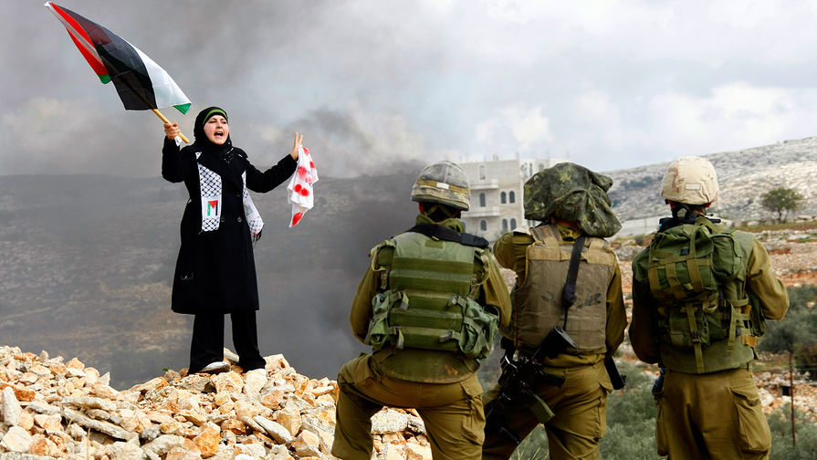 Палестинская женщина и израильские солдаты в Секторе Газа