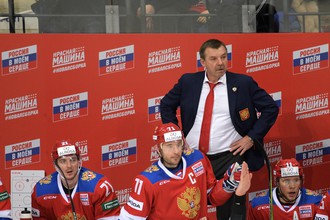 Главный тренер сборной России Олег Знарок (на втором плане) в матче Кубка Первого канала между сборными России и Канады