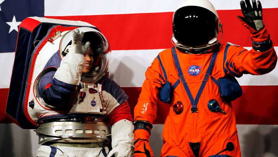 Во время презентации новых скафандров для&nbsp;астронавтов, 15 октября 2019 года