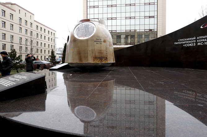 Памятник спускаемому аппарату пилотируемого корабля «Союз МС-10» на Бережковской набережной у здания Объединенной ракетно-космической корпорации (ОРКК) в Москве, 2 декабря 2019 года