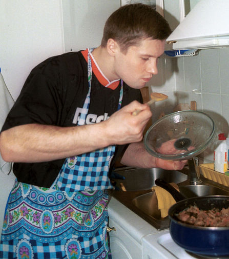 Алексей Немов у себя дома на кухне, 2001 год