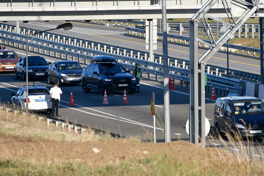 Очередь из&nbsp;автомобилей в&nbsp;сторону Крымского моста