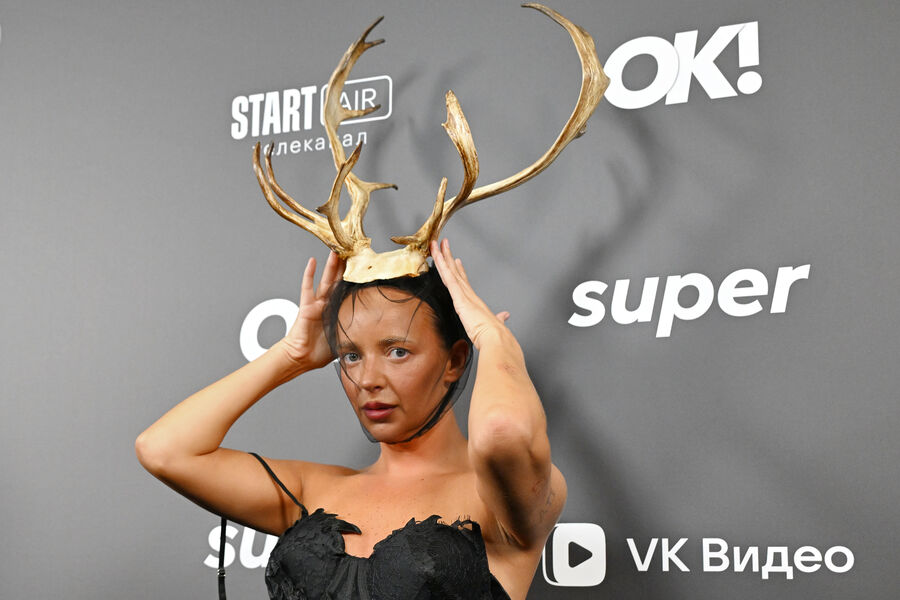 Актриса, блогер Карина Мурашкина на музыкальной премии «Жара Media Awards 2025» в концертном зале «Live Арена» в Московской области, 30 октября 2025 года