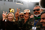 Хиллари Клинтон с ливийскими солдатами в Триполи, 2011 год