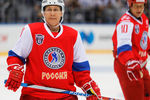 Владимир Путин и хоккеист Павел Буре во время гала-матча команд Ночной хоккейной лиги
