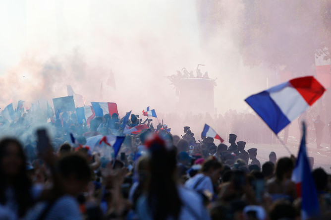 Встреча сборной Франции в центре Париже, 16 июля 2018 года
