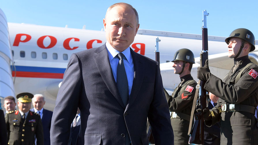 Президент РФ Владимир Путин во время церемонии встречи в&nbsp;аэропорту Стамбула, 27 октября 2018 года