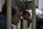 Футболисты Павел Мамаев и Александр Кокорин, обвиняемые в хулиганстве и побоях, во время заседания Пресненского районного суда Москвы, 3 апреля 2019 года