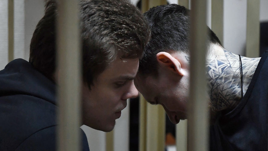 Футболисты Павел Мамаев и Александр Кокорин, обвиняемые в хулиганстве и побоях, во время заседания Пресненского районного суда Москвы, 3 апреля 2019 года