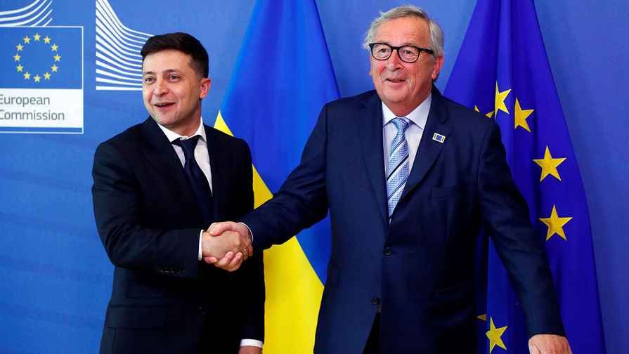 Президент Украины Владимир Зеленский во время встречи с главой Еврокомиссии Жан-Клодом Юнкером в Брюсселе, 4 июня 2019 года 