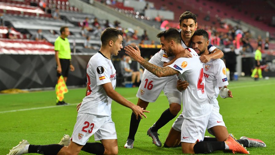 Игроки «Севильи» празднуют гол в матче Лиги Европы 