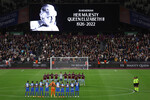 Игроки команд «Вэст Хэм» и «Стяуа Бухарест» на поле во время минуты молчания после смерти королевы Елизаветы II перед футбольным матчем Лиги конференции Европы на стадионе в Лондоне, 8 сентября 2022 года