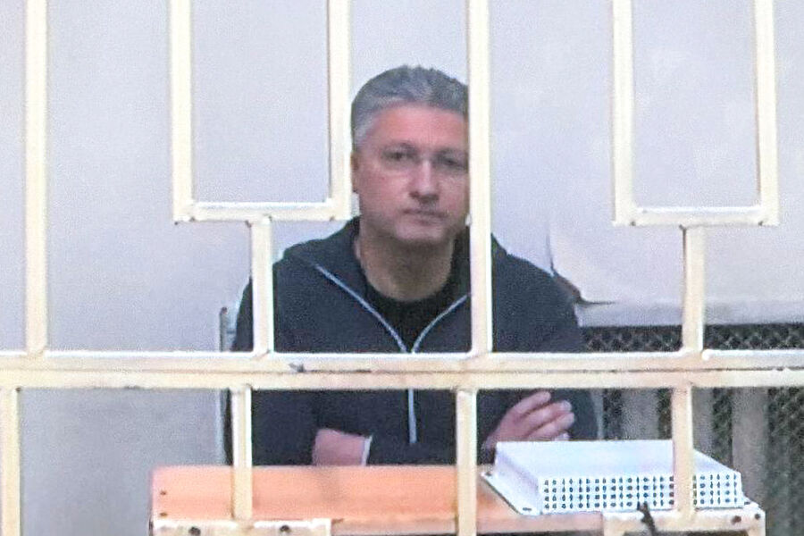 Заместитель министра обороны РФ Тимур Иванов (на экране) в Московском городском суде во время рассмотрения апелляционной жалобы на арест, 8 мая 2024 года