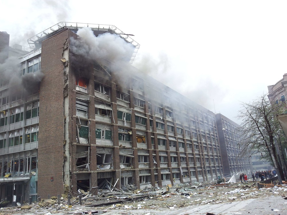 Полиция же подтвердила, что у здания правительства взорвалась бомба. По предварительным данным, она была в машине.
