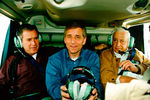 Джордж Буш, губернатор штата Юта Майк Левитт и Ариэль Шарон пролетают на вертолете над территорией Израиля. 1998 год