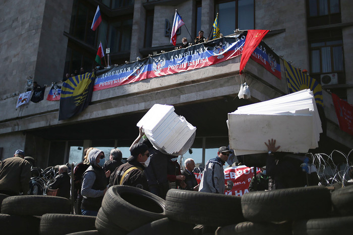 Участники протестных акций во время сооружения баррикад на&nbsp;Октябрьской площади у&nbsp;здания Донецкой областной администрации