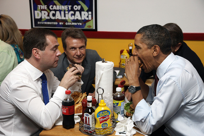 Еще четыре года назад гамбургерная казалась вполне безопасным местом для встречи двух президентов 