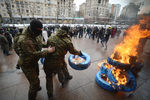 Активисты организации «СМЕРЧ» сжигают автомобильные шины с надписью «4 гривны», протестуя против повышения цен на проезд в метро