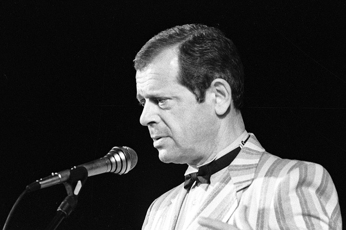Писатель-сатирик Аркадий Арканов во время выступления в&nbsp;1989 году
