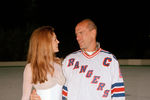 Супермодель Синди Кроуфорд и капитан New York Rangers Марк Месье на благотворительном мероприятии в Центральном парке, 1994 год