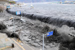 Волна приближается к городу Мияко в префектуре Ивате после землетрясения