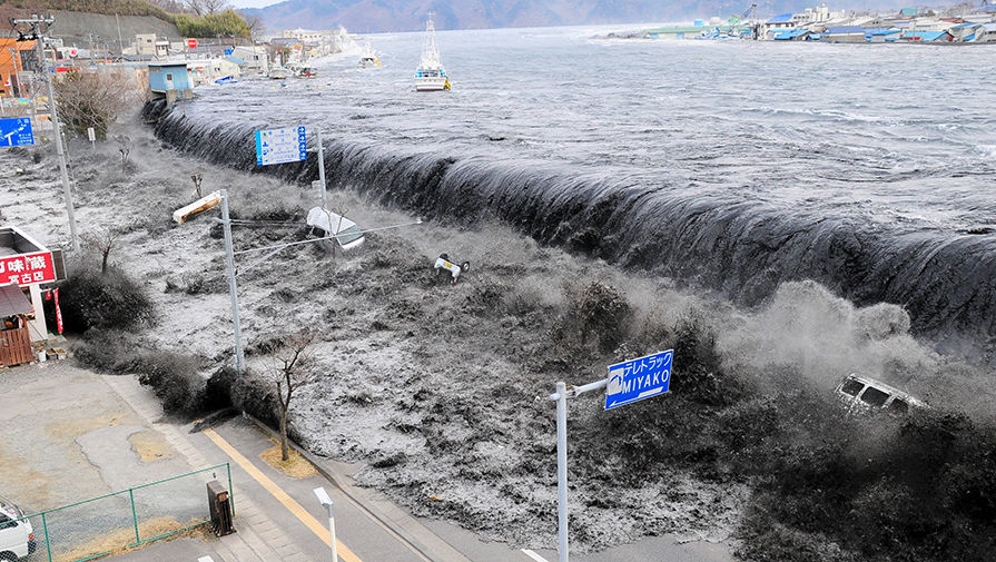 Волна приближается к&nbsp;городу Мияко в&nbsp;префектуре Ивате после землетрясения