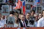Владимир Путин (в центре) с портретом своего отца-фронтовика В.С. Путина во время акции памяти «Бессмертный полк» на Красной площади 