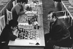 Виктор Корчной на сеансе одновременной игры в шахматы с детской сборной Азербайджана, 1975 год