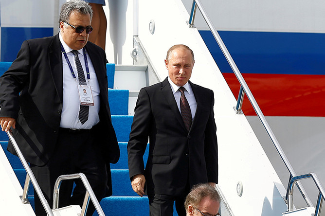 Владимир Путин и Андрей Карлов в аэропорту Стамбула, октябрь 2016 год