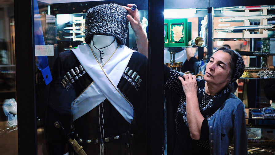 Манекен с национальной мужской одеждой в магазине в Грозном, 2012 год